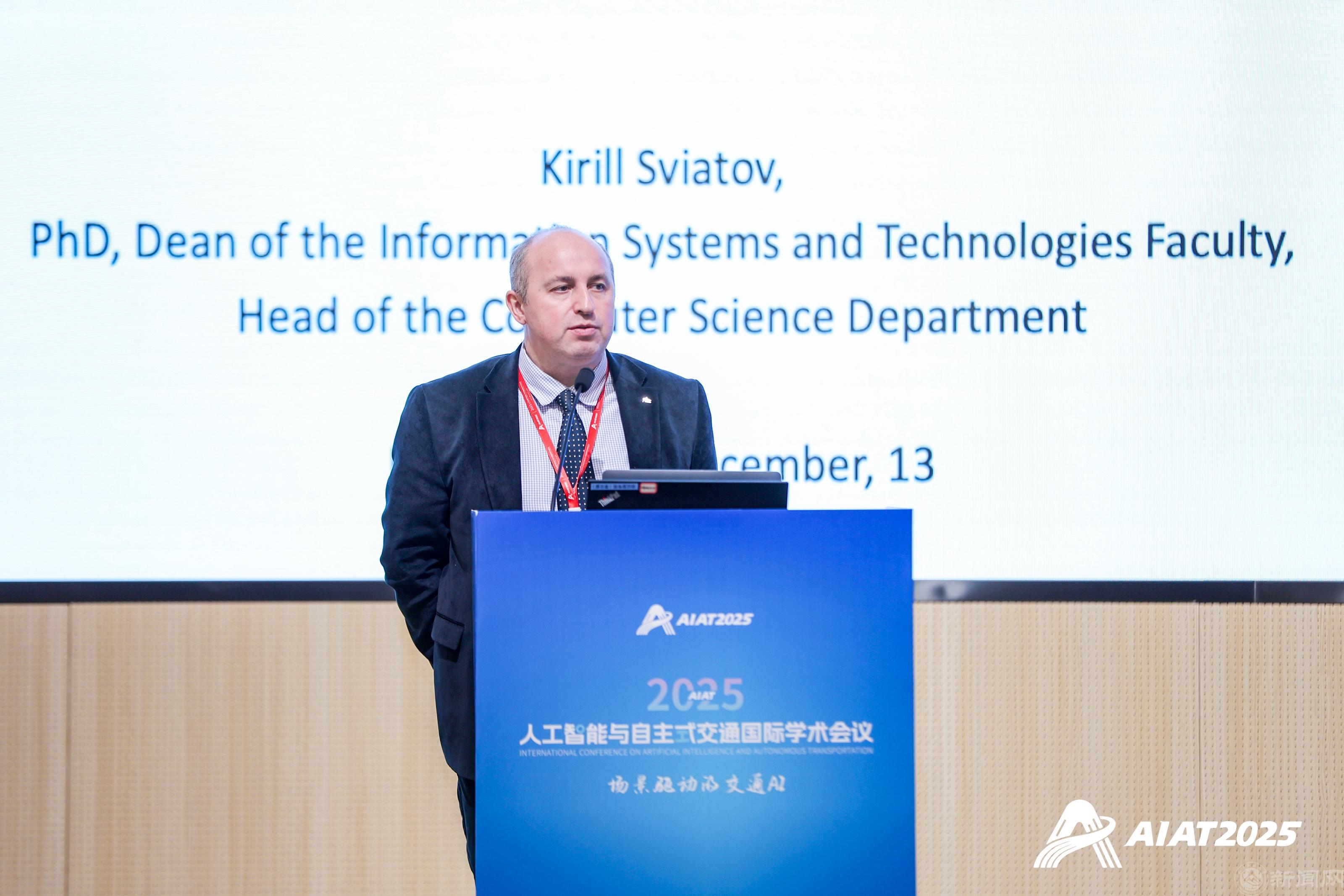 11.Kirill Svyatov作報告.jpg